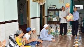 Lãnh đạo quận Bình Thạnh thăm hỏi tặng quà đồng bào dân tộc Chăm sinh sống tại địa bàn