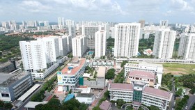 Bệnh viện và khu dân cư tại quận 7. Ảnh: CAO THĂNG