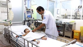 Một bệnh nhi mắc sốt xuất huyết nặng đang điều trị tại Bệnh viện Nhi đồng 1 TPHCM. Ảnh: THÀNH AN