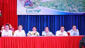 Lãnh đạo huyện, chuyên gia, đại diện doanh nghiệp giải đáp thắc mắc của các đại biểu