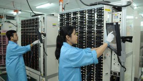 Sản xuất linh kiện điện thoại di động tại doanh nghiệp Hoa Kỳ ở TPHCM. Ảnh: CAO THĂNG