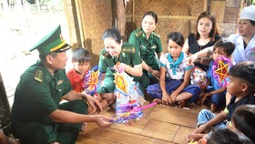 Quỹ “Mãi mãi tuổi 20” trao quà cho trẻ em nghèo vùng dân tộc thiểu số