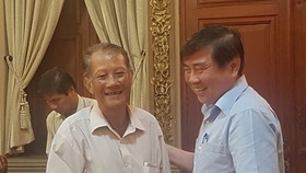 Ông Nguyễn Thanh Giảng (trái) vui mừng trước quyết định giải quyết nhanh vụ khiếu nại của Chủ tịch UBND TPHCM Nguyễn Thành Phong