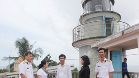 Đồng chí Võ Thị Dung thăm cán bộ, chiến sĩ Trạm Hải đăng Thổ Chu