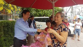 Ấm lòng những suất cơm từ thiện ngày rằm
