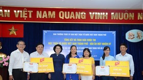 Đồng chí Tô Thị Bích Châu, Chủ tịch Ủy ban MTTQ Việt Nam TPHCM trao giải cá nhân cho các thí sinh