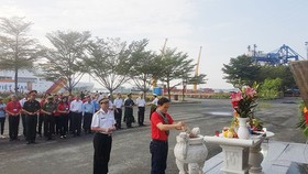 Đoàn dâng hương tại tượng đài Tàu Không số