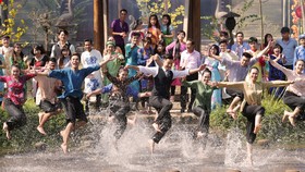 "Ly rượu mừng" của Đức Tuấn là MV xuân 2019 đầu tiên cán mốc triệu view
