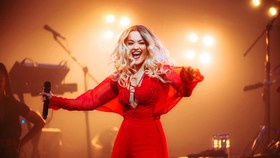 Rita Ora diện thiết kế của Công Trí trên sân khấu tour Pheonix