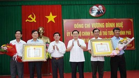 Phó Thủ tướng Vương Đình Huệ trao Quyết định công nhận huyện Tiểu Cần và thị xã Duyên Hải đạt chuẩn nông thôn mới