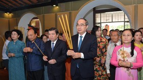 Các đồng chí lãnh đạo TPHCM dâng hương tại Bảo tàng Tôn Đức Thắng. Ảnh: VIỆT DŨNG