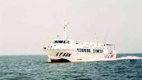 Tàu cao tốc chở đề thi THPT quốc gia ra đảo Lý Sơn.
