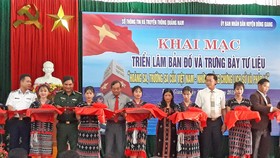 Nghi thức cắt băng triển lãm