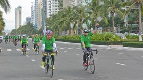 Chung tay bảo vệ môi trường du lịch, thu dọn rác biển