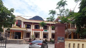 Gỗ lậu tịch thu tại trụ sở xã Trường Sơn.