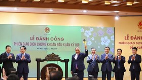 Thủ tướng Nguyễn Xuân Phúc đánh cồng khai trương phiên giao dịch
