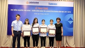 Đại diện LienVietPostBank và các học sinh, sinh viên nhận học bổng