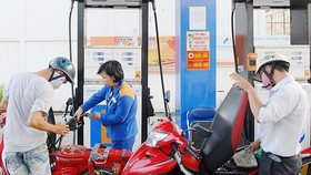 Giá xăng giảm mạnh