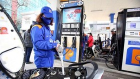 Giá xăng giảm 500 đồng/lít
