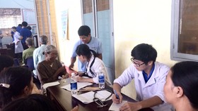 Các y bác sĩ trẻ của Đoàn Sở Y tế TPHCM khám bệnh, tư vấn, phát thuốc miễn phí cho người dân địa phương