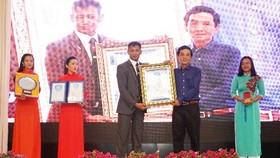 Họa sĩ Đoàn Việt Tiến lập kỷ lục thế giới vẽ 12 bức tranh ngược trên kính cường lực