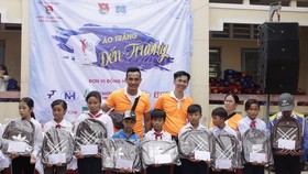 Mang “Áo trắng đến trường” cho 600 học sinh nghèo Cù Lao Dung, Sóc Trăng