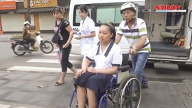 Clip: Vừa mổ xong, nữ sinh giàu nghị lực đi thi bằng xe cấp cứu