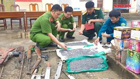 Tiêu hủy hàng trăm khẩu súng, đao kiếm các loại