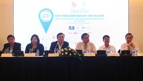 Ban tổ chức thông tin giới thiệu nội dung diễn đàn tại họp báo chiều 14-8. Ảnh: PHONG LAM