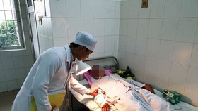 Bệnh nhân N. được các bác sĩ chăm sóc sau khi nối mạch máu thành công