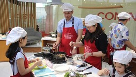 Cùng nhau vào bếp lo cho bữa cơm gia đình ngon miệng, hạnh phúc