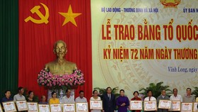 Chủ tịch Quốc hội Nguyễn Thị Kim Ngân dự lễ trao bằng Tổ quốc ghi công