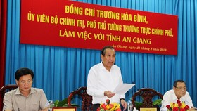 Phó Thủ tướng Trương Hòa Bình khảo sát tình hình sạt lở Quốc lộ 91