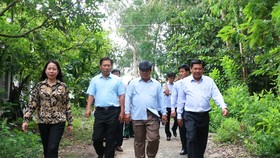 Bà Võ Thị Ánh Xuân (bìa trái), Bí thư Tỉnh ủy An Giang đi kiểm tra tình hình phòng chống lũ năm 2019 ở vùng đầu nguồn An Phú vào ngày 17-9