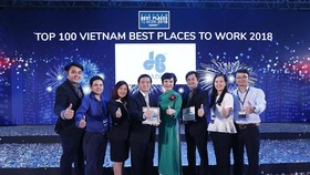Ông Lê Viết Hải, Chủ tịch HĐQT, TGĐ Công ty CP tập đoàn Xây dựng Hòa Bình (Người thứ 5 từ phải sang) cùng cộng sự tại buổi vinh danh