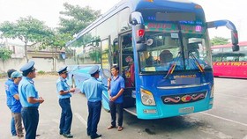 Đội 7 Thanh tra GTVT kiểm tra xe khách tại Bến xe Ngã tư Ga, tháng 2-2018. Ảnh: HUY KHÁNH