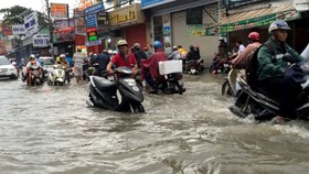 Nâng cao đường chống ngập phải có tiêu chí cụ thể. Ảnh: QUỐC HÙNG