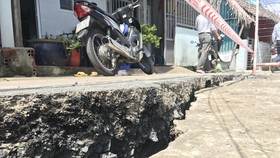 Khẩn trương xây dựng các dự án kè chống sạt lở. Ảnh: QUỐC HÙNG