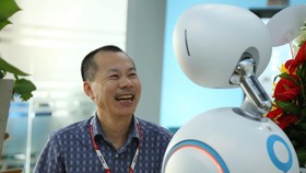 Ông Lữ Hồng Chương, Phó Chủ tịch HĐQT Công ty Misa giao tiếp cùng Zenbo