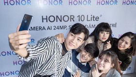 HONOR 10 Lite hướng vào khả năng chụp ảnh selfie