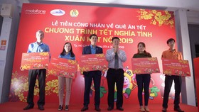 MobiFone trao vé tàu tết cho công nhân