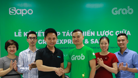 Lãnh đạo Sapo và GrabExpress tại lễ ký kết nhằm giúp các chủ shop bán hàng dễ dàng hơn