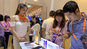 Người dùng trải nghiệm điện thoại của Xiaomi tại sự kiện