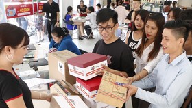 Khách nhận hàng khi mua từ hangmy.fptshop.com.vn