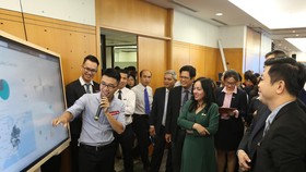 Lãnh đạo Sacombank và Microsoft trải nghiệm ứng dụng Microsoft Teams