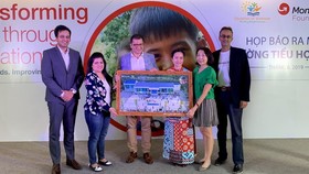 Ông Sheshagiri Malliah, Giám đốc khu vực tiểu lục địa Ấn Độ, Malaysia và Đông Dương, trao tặng trường Tiểu học Alua cho bà Lương Thị Hương, Giám đốc văn phòng Children of Vietnam