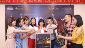 Các phóng viên bầu chọn giải thưởng Âm nhạc Cống hiến