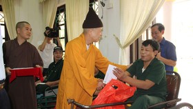 Đoàn đã thăm hỏi, động viên và trao 180 phần quà cho các thương bệnh binh đang được chăm sóc, nuôi dưỡng, điều trị tại Hà Nam