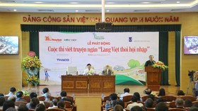 Nhiều nhà văn Việt rung cảm lớn với “bèo tấm, hoa dâu“