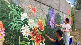 Bức tranh mùa xuân Pháp- Việt bên dòng sông Seine được thực hiện bởi 5 họa sĩ đến từ Việt Nam